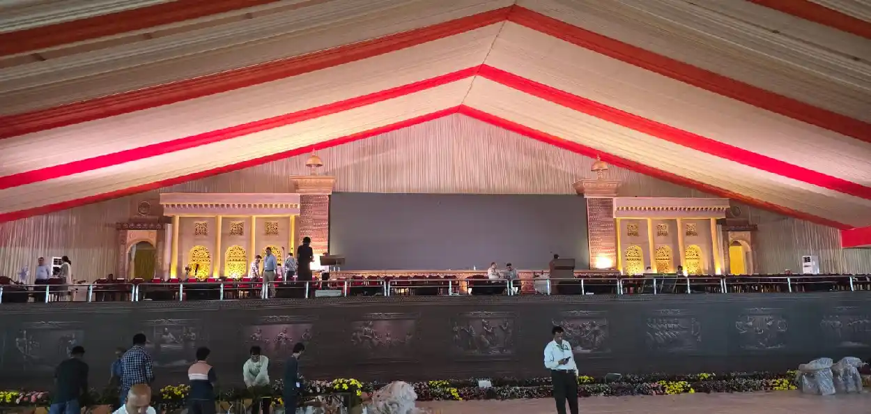मुख्यमंत्री हिमंत विश्व शर्मा यांच्या शपथविधीसाठी उभारलेला मंच