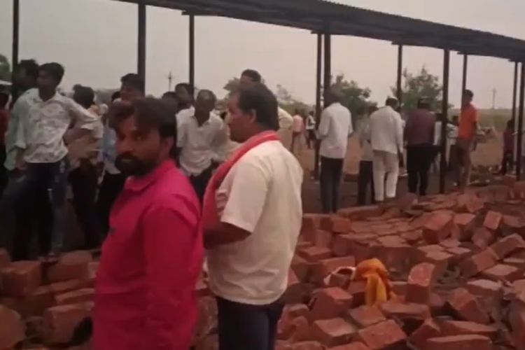 चंद्रभागा नदीच्या काठावर असलेल्या मंदिराची कोसळलेली भिंत 