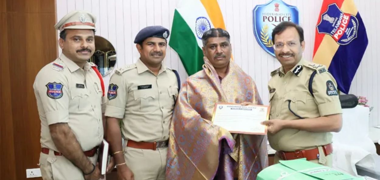 रिक्षाचालक मोहम्मद जहीर यांचा पोलिसांतर्फे सन्मान 