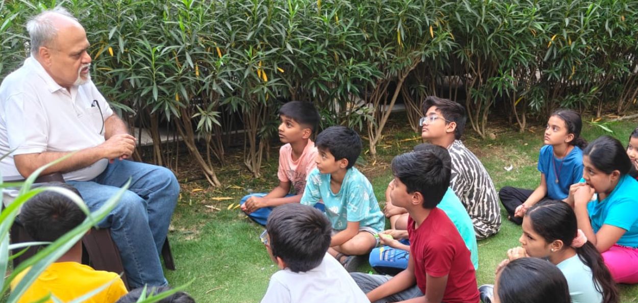 सायन्स क्लबमध्ये मुलांना शिकवताना प्रा. मुजतबा लोखंडवाला