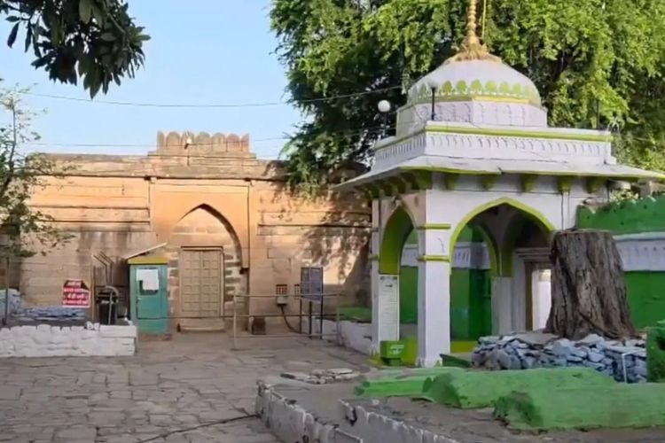 मध्य प्रदेशातील धार जिल्ह्यातील भोजशाळा मंदिर आणि कमाल मौला मस्जिद