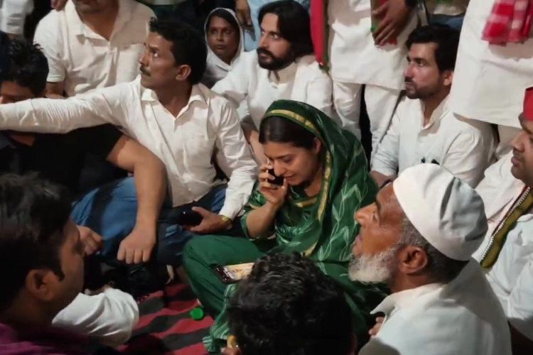 खासदार इक्रा हसन यांचे आंदोलन 