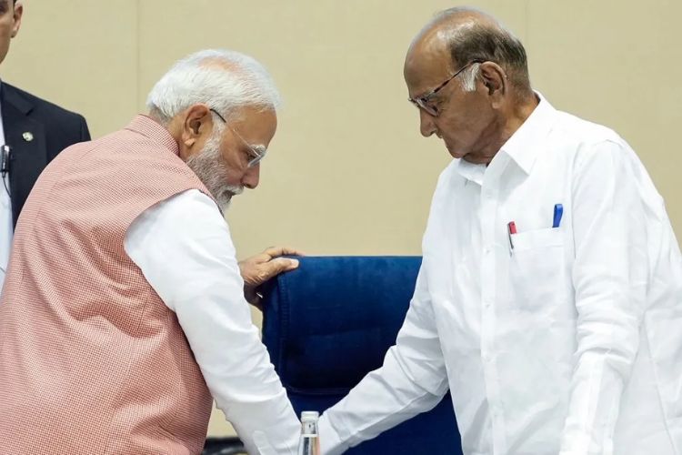 पंतप्रधान नरेंद्र मोदी यांच्यासमवेत राष्ट्रवादी काँग्रेसचे (शरद पवार गट) अध्यक्ष शरद पवार