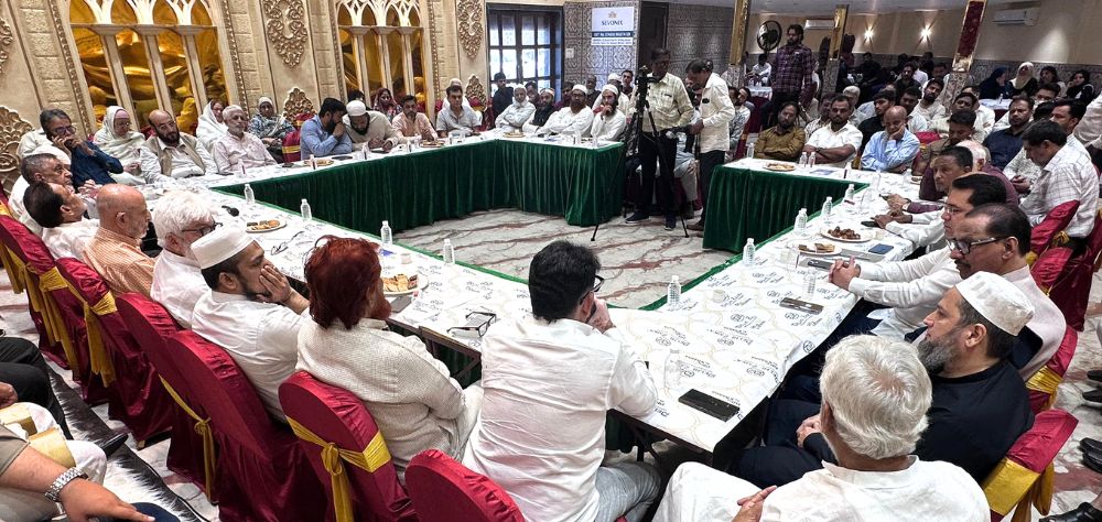 मुस्लिम धर्मगुरू, नेते, वकील आणि सामाजिक कार्यकर्त्यांच्या बैठकीतील दृश्य   