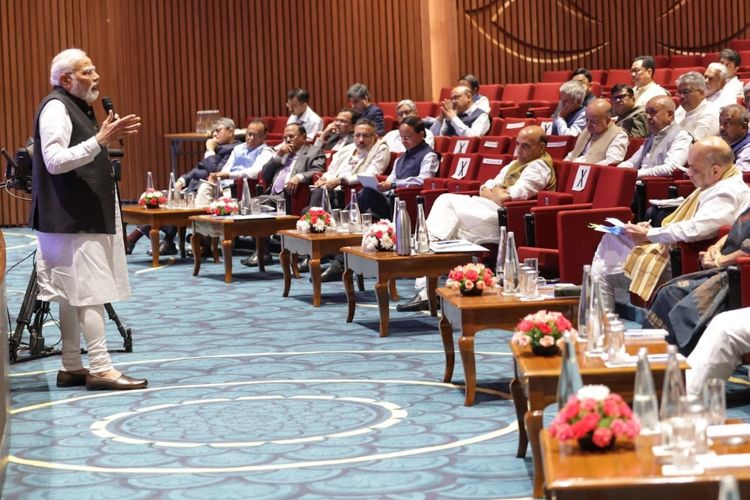 पंतप्रधान नरेंद्र मोदी मंत्रीमंडळाला संबोधित करताना 