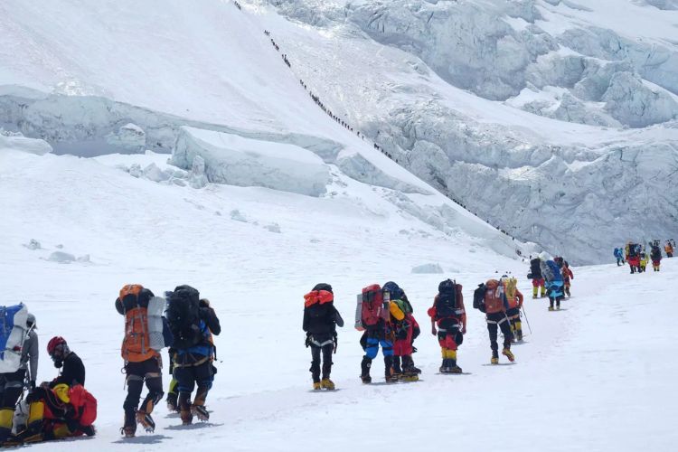 माउंट एव्हरेस्टची चढाई करताना गिर्यारोहक