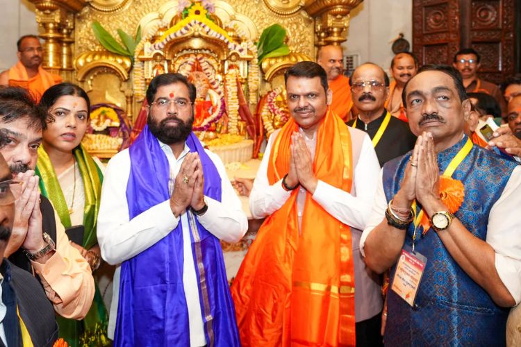 सिद्धिविनायक गणपतीचे दर्शन घेताना मुख्यमंत्री देवेंद्र फडणवीस आणि उपमुख्यमंत्री एकनाथ शिंदे 