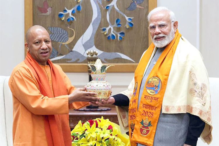पंतप्रधान नरेंद्र मोदी यांच्यासमवेत उत्तर प्रदेशचे मुख्यमंत्री योगी आदित्यनाथ