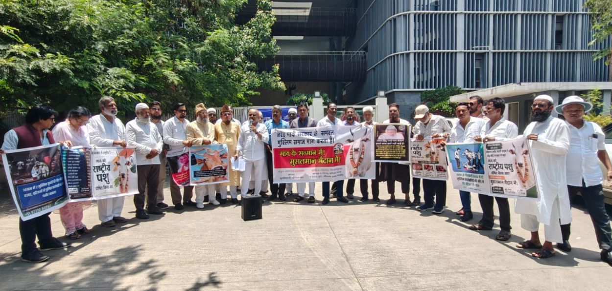 'मूलनिवासी मुस्लिम मंच' आणि इतर संघटनांचे कार्यकर्ते धरणे आंदोलन करताना