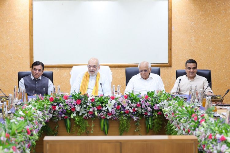 केंद्रीय गृहमंत्री अमित शाह यांच्या अध्यक्षतेखाली पार पडलेली आढावा बैठक 