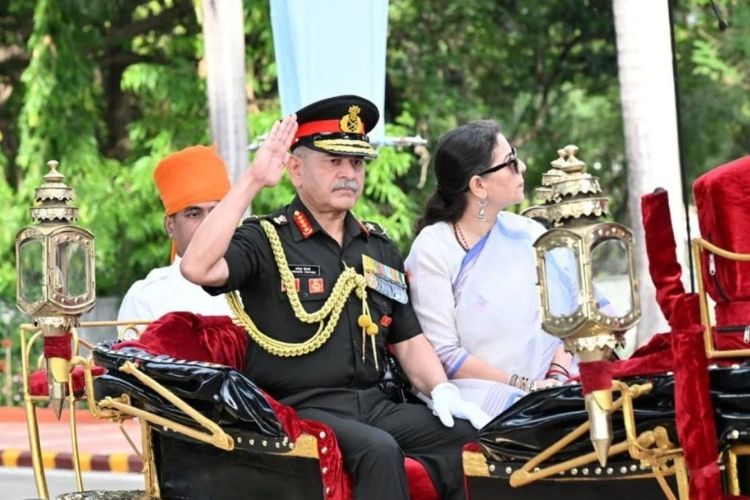 राष्ट्रीय संरक्षण प्रबोधिनीच्या (NDA) दीक्षान्त संचलनात लष्करप्रमुख जनरल उपेंद्र द्विवेदी 