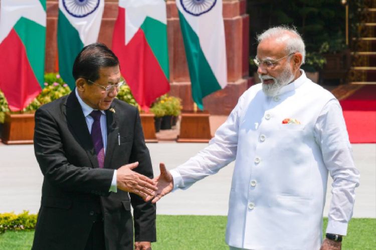 पंतप्रधान नरेंद्र मोदी यांच्यासमवेत  म्यानमारचे राष्ट्राध्यक्ष यू मिन आँग ह्लाइंग