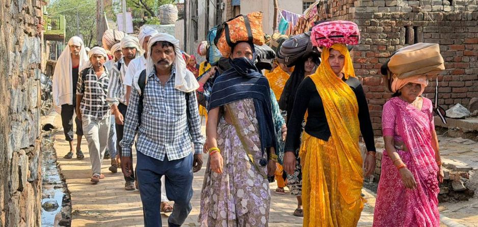 ब्रज ८४ कोस परिक्रमेसाठी निघालेले भाविक 