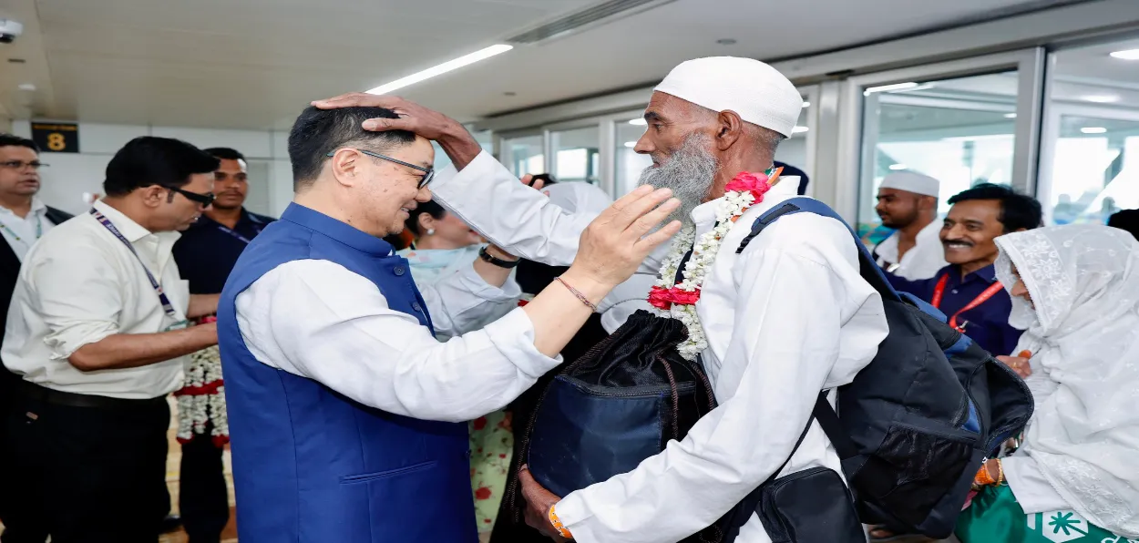 दिल्ली विमानतळावर केंद्रीय अल्पसंख्याक व्यवहार मंत्री किरण रिजिजू यांना आशीर्वाद देणारे एक हज यात्रेकरू