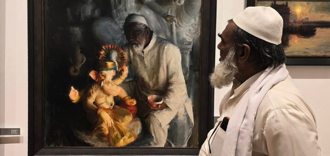 जहांगीर आर्ट गॅलरीमध्ये प्रमोद कुर्लेकर यांच्या चित्रांचे प्रदर्शन पाहायला आलेली एक अनोळखी व्यक्ती