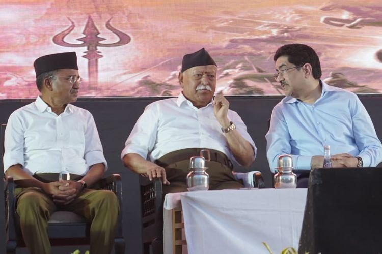 नागपूरमधील RSS च्या कार्यक्रमात बोलताना उद्योगपती कुमार मंगलम बिर्ला आणि सरसंघचालक मोहन भागवत