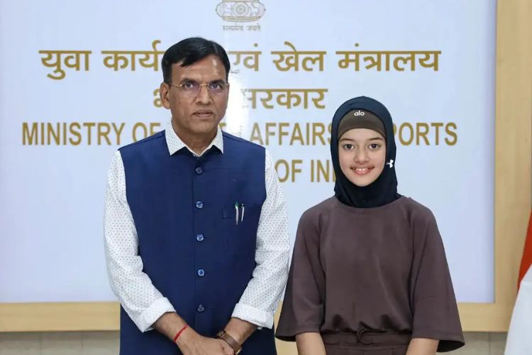  केंद्रीय क्रीडामंत्री मनसुख मांडविया यांच्यासमवेत रेसर अतिका मीर