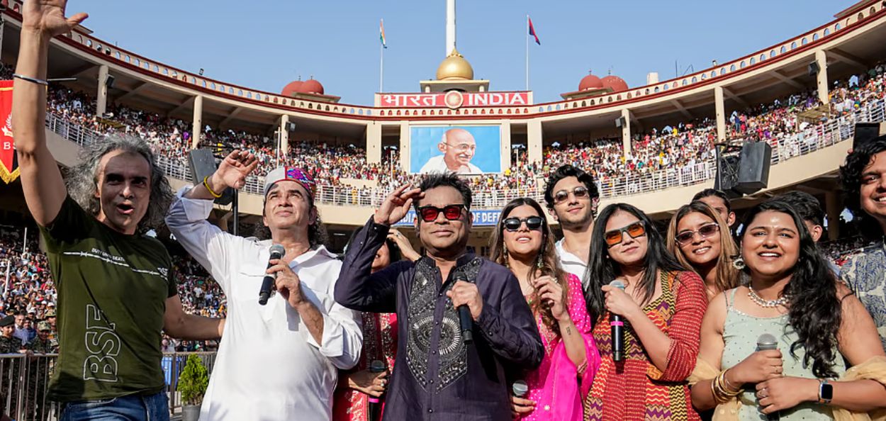 अटारी सीमेवर संगीतकार ए. आर. रहमान यांच्यासमवेत बॉलीवूडचे इतर कलाकार 