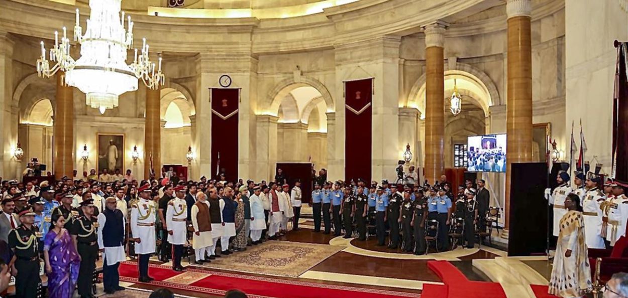 नवी दिल्लीतील राष्ट्रपती भवनात शौर्य पुरस्कारांसाठी आयोजित 'संरक्षण सन्मान सोहळा-२०२६' (पहिला टप्पा) दरम्यान राष्ट्रपती द्रौपदी मुर्मू आणि इतर मान्यवर.