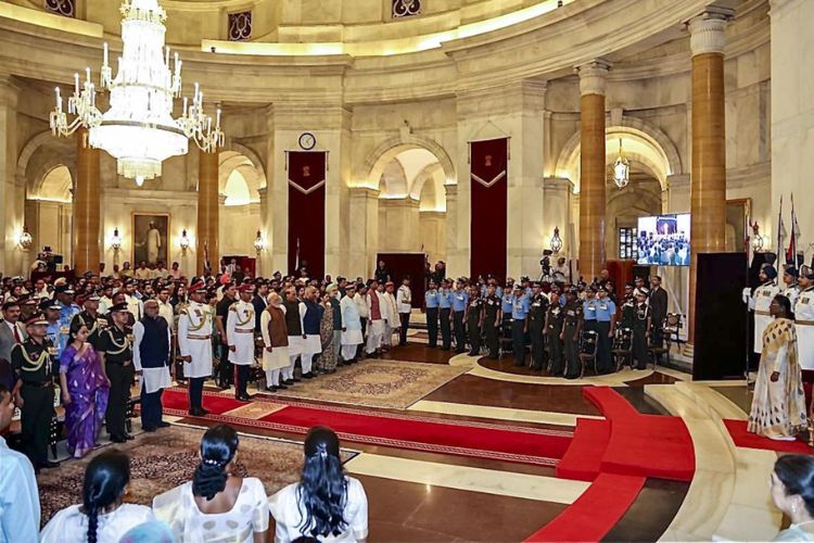 नवी दिल्लीतील राष्ट्रपती भवनात शौर्य पुरस्कारांसाठी आयोजित 'संरक्षण सन्मान सोहळा-२०२६' (पहिला टप्पा) दरम्यान राष्ट्रपती द्रौपदी मुर्मू आणि इतर मान्यवर.