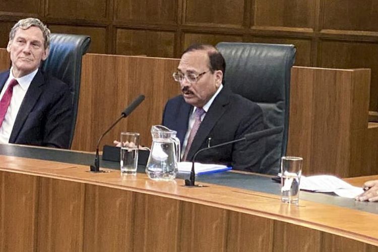 लंडनमध्ये युनायटेड किंगडमच्या सर्वोच्च न्यायालयात व्यावसायिक विवादांवर व्याख्यान देताना भारताचे सरन्यायाधीश सूर्यकांत