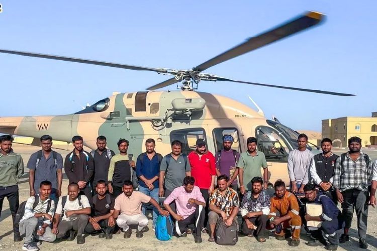 ओमानच्या समुद्रात क्षेपणास्त्र हल्ल्यानंतर वाचवण्यात आलेले मर्चंट टँकरवरील भारतीय खलाशी