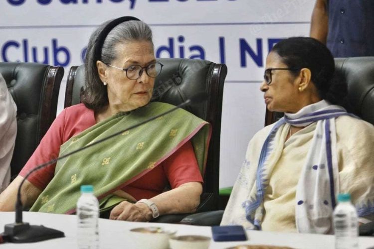 काँग्रेसच्या माजी अध्यक्षा सोनिया गांधी आणि तृणमूल काँग्रेसच्या अध्यक्ष ममता बॅनर्जी