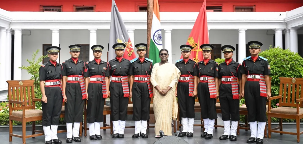 डेहराडून येथील आयएमए (IMA) मध्ये पासिंग आऊट परेडनंतर महिला कॅडेट्सच्या पहिल्या तुकडीसोबत राष्ट्रपती द्रौपदी मुर्मू