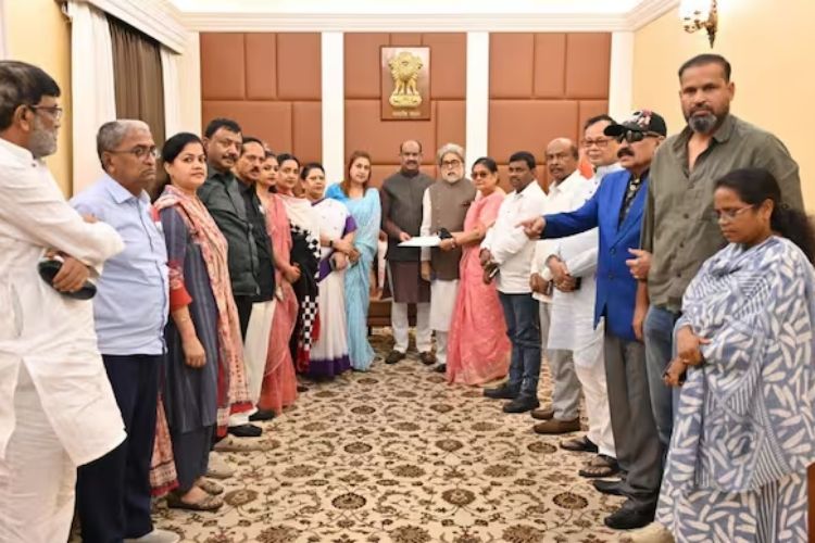 लोकसभेतील तृणमूल काँग्रेसच्या बंडखोर खासदारांनी लोकसभा अध्यक्षांकडे मागितली स्वतंत्र बैठक व्यवस्था