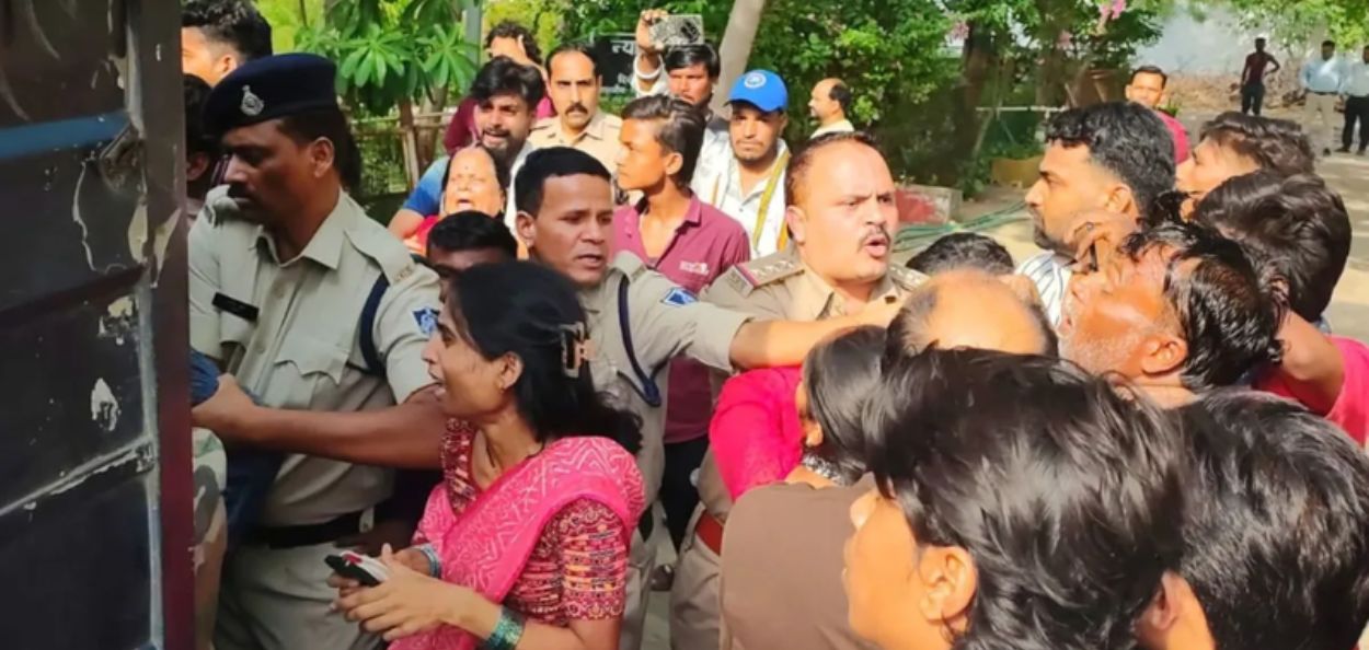 न्यायालयाने शिक्षा सुनावल्याने दोषींच्या नातेवाईकांचा आक्रोश 