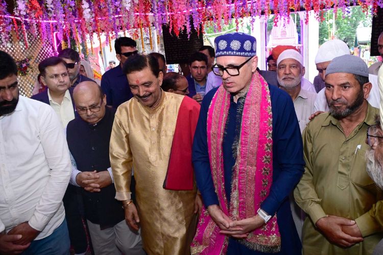 जम्मू-काश्मीरचे मुख्यमंत्री उमर अब्दुल्ला माता खीर भवानी मंदिरात सोयी-सुविधांची पाहणी करताना