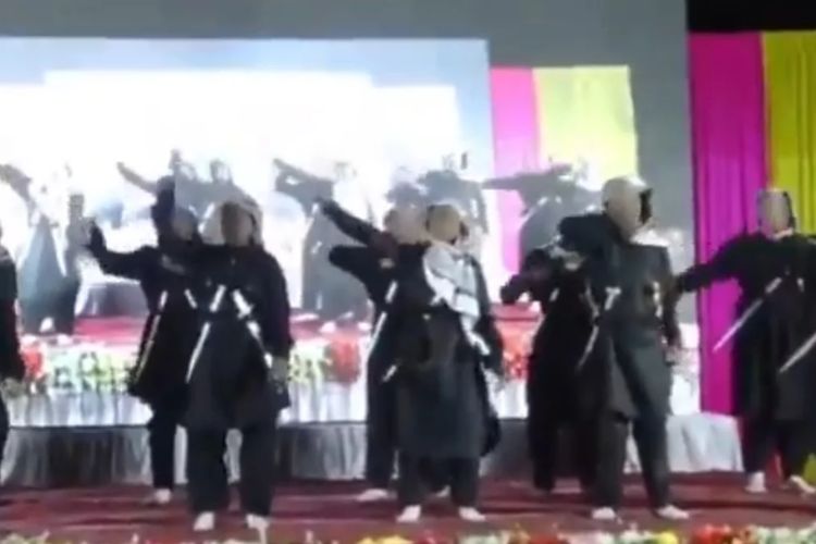 जालन्याच्या शाळेतील विद्यार्थी नृत्य करताना 