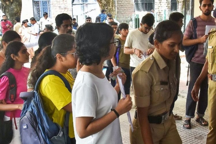 कडेकोट सुरक्षा व्यवस्थेत नीट फेरपरीक्षा संपन्न