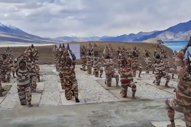  भारतीय सशस्त्र दलांनी देशभरात साजरा केला आंतरराष्ट्रीय योग दिन
