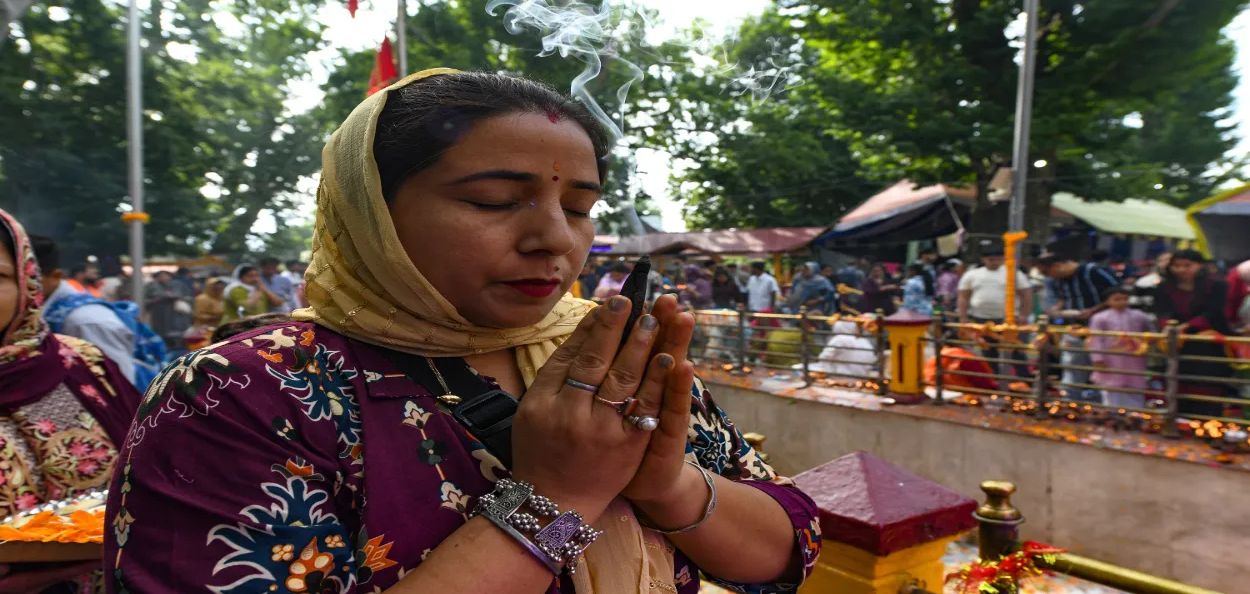 खीर भवानी मंदिरात प्रार्थना करणारी एक महिला. सर्व छायाचित्रे बासित जरगर