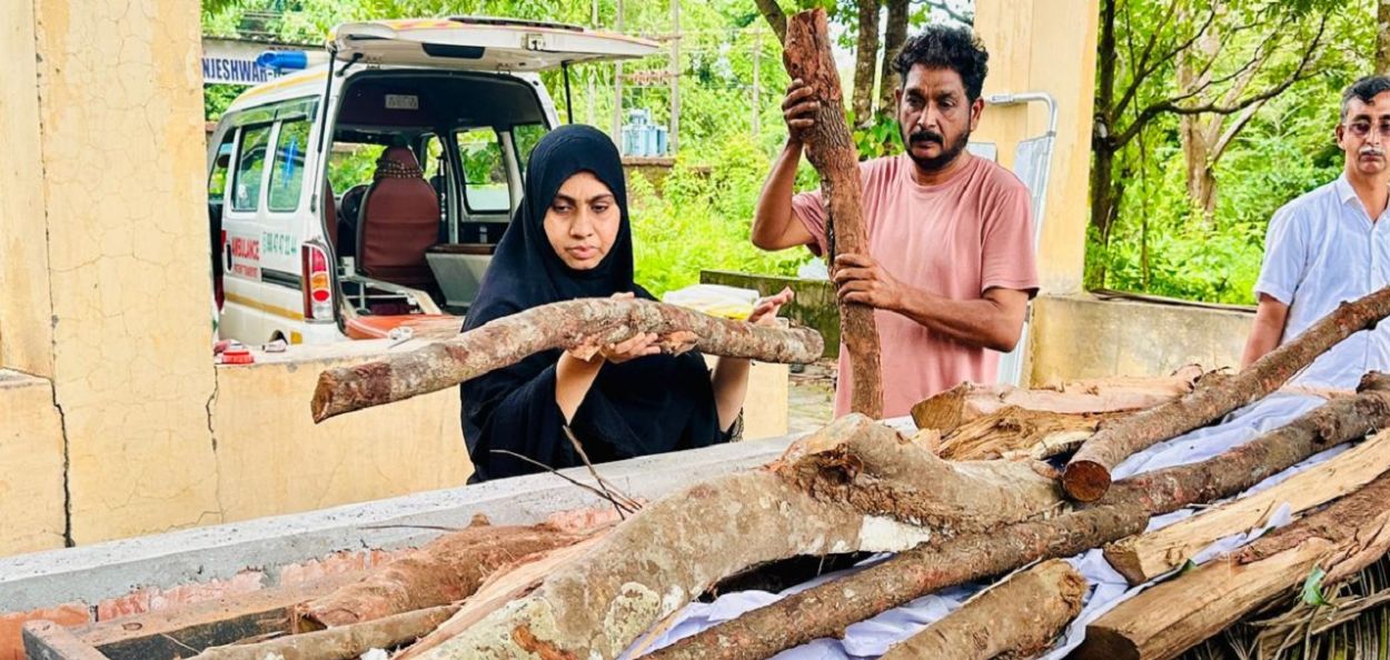 नारायणन यांच्या पार्थिवावर अंत्यसंस्कार करताना इरफाना इक्बाल