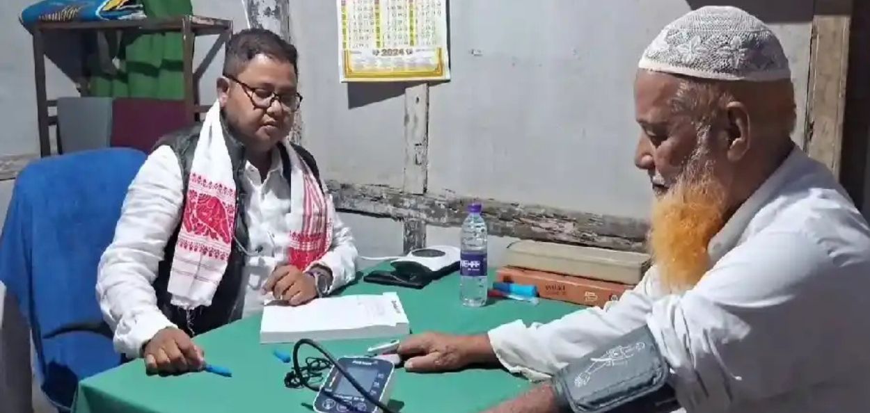 आसाममध्ये गरीब रुग्णांची मोफत वैद्यकीय सेवा आणि उपचार करताना डॉ. रूबुल अहमद