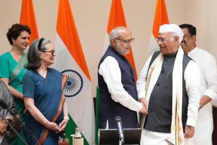 राज्यसभेचे सभापती सी. पी. राधाकृष्णन यांच्या उपस्थितीत पुन्हा खासदारकीची शपथ घेताना मल्लिकार्जुन खर्गे