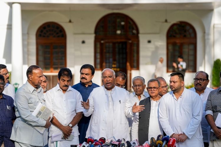 नवी दिल्ली इथे सरन्यायाधीशांना पत्र देण्यासाठी आलेले  २३ राजकीय पक्षांचे प्रतिनिधी 