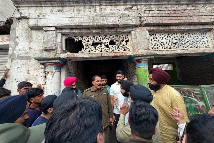पंजाबमधील ऐतिहासिक गुरुद्वारा पाडल्याने शीख समुदायाचा संताप