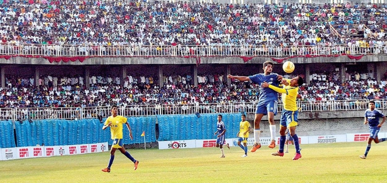 कोल्हापुरी फुटबॉलचा 'विषय हार्ड'