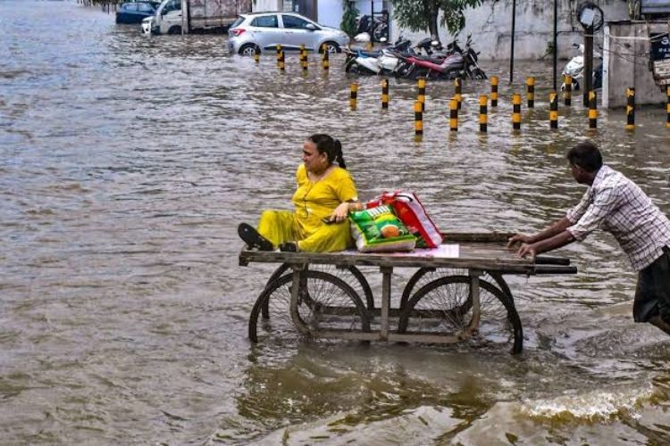 नवी दिल्ली: देशभर पावसाचा हाहाकार; महाराष्ट्र आणि हिमाचल प्रदेशात जीवितहानी, जनजीवन विस्कळीत.