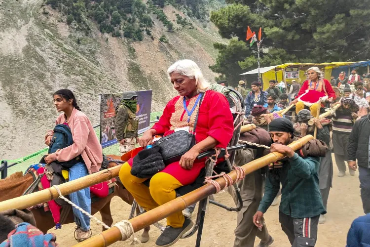 जम्मूच्या भगवती नगर बेस कॅम्पवरून अमरनाथ यात्रेसाठी रवाना होताना भाविकांची गर्दी