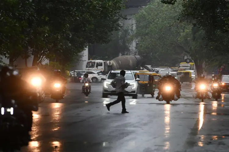 मुसळधार पावसामुळे विस्कळीत झालेले जनजीवन; हवामान विभागाचा देशभरात अतिवृष्टीचा इशारा