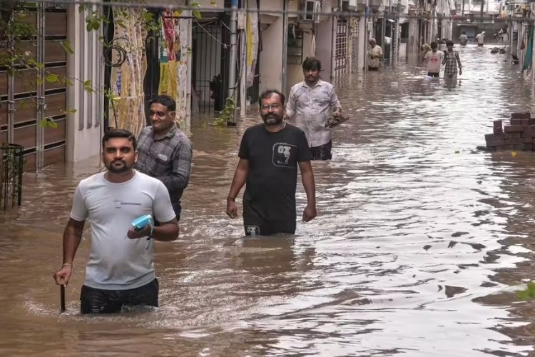महाराष्ट्रात नद्यांना पूर, रेल्वे वाहतूक विस्कळीत