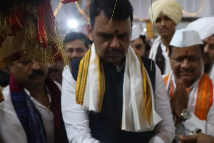 पुण्यातील आषाढी वारी सोहळ्यात मुख्यमंत्री देवेंद्र फडणवीस यांच्या हस्ते पालखीचे पूजन