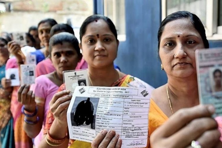मतदार यादीत नाव नोंदवण्यासाठी आता पालकांच्या तपशीलाची सक्ती; निवडणूक आयोगाचे नवीन निर्देश.