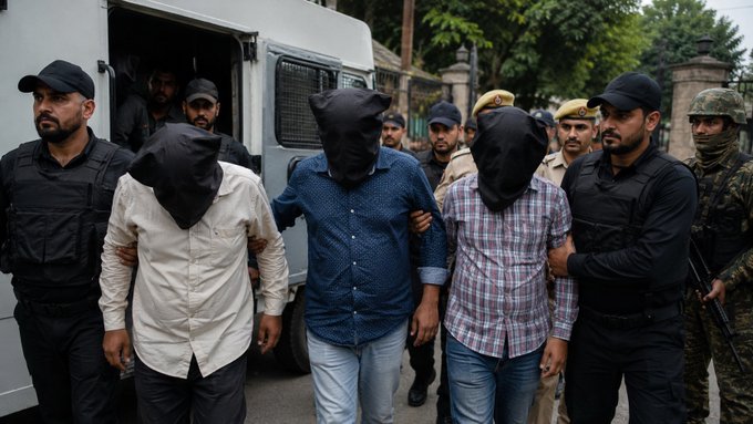 फुटीरतावादी नेत्यांचे उदात्तीकरण करणारी पुस्तके प्रकाशित केल्याप्रकरणी तीन प्रकाशकांना पोलीस कोठडी.