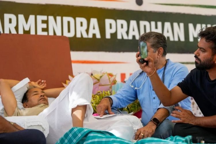 उपोषणाला बसलेले सोनम वांगचुक