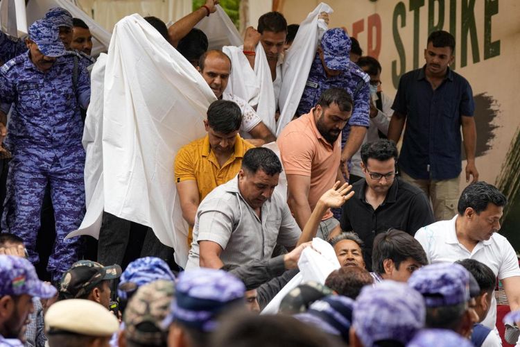 सोनम वांगचुक यांची प्रकृती खालावल्याने रुग्णालयात दाखल